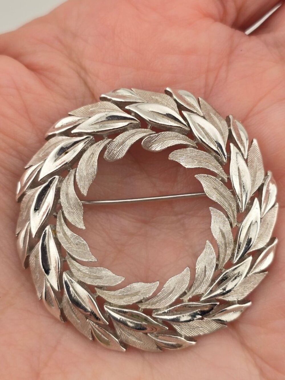 Vintage Trifari Silver-Tone Textured Leaf Wreath Brooch Pin Circular 2" - Picture 3 of 6
